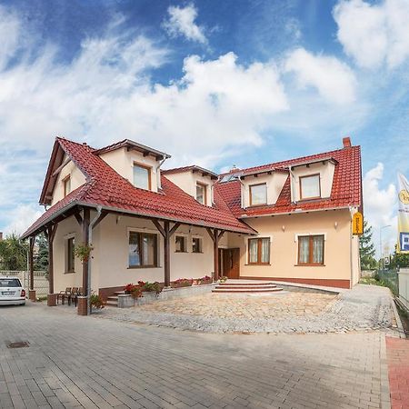 Hôtel Vera à Sulechów Extérieur photo