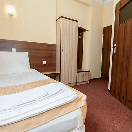 Hôtel Vera à Sulechów Extérieur photo