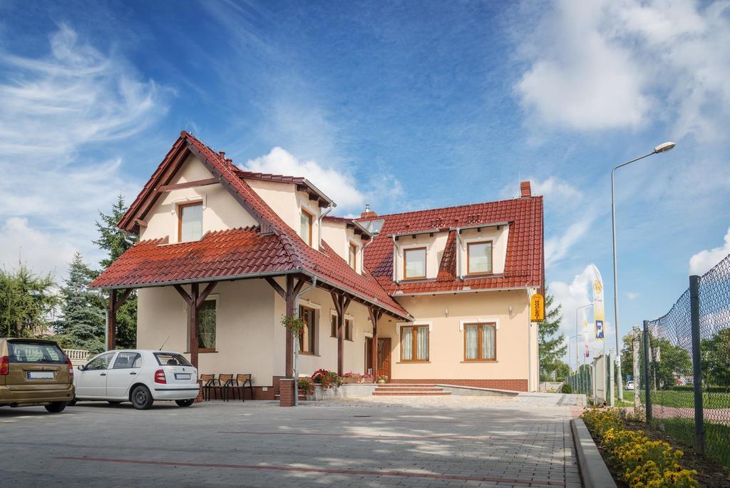 Hôtel Vera à Sulechów Extérieur photo