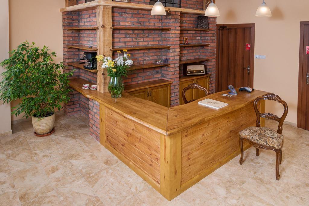 Hôtel Vera à Sulechów Extérieur photo
