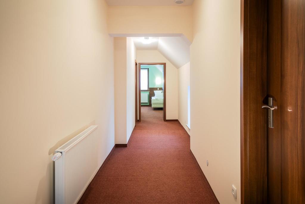Hôtel Vera à Sulechów Extérieur photo