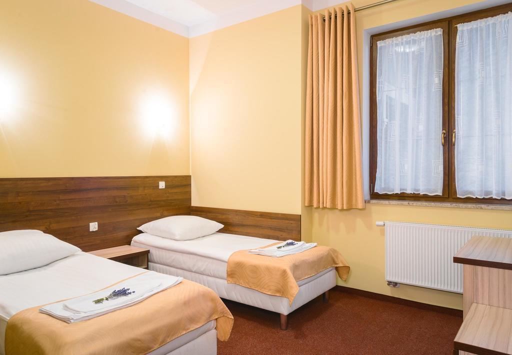 Hôtel Vera à Sulechów Extérieur photo