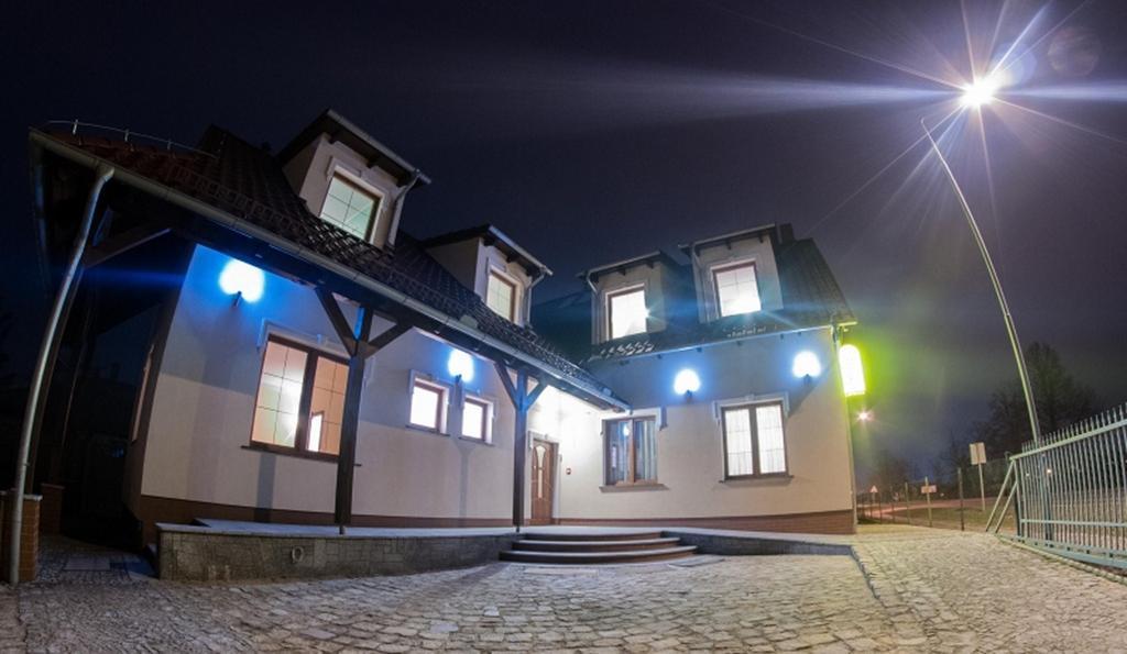 Hôtel Vera à Sulechów Extérieur photo