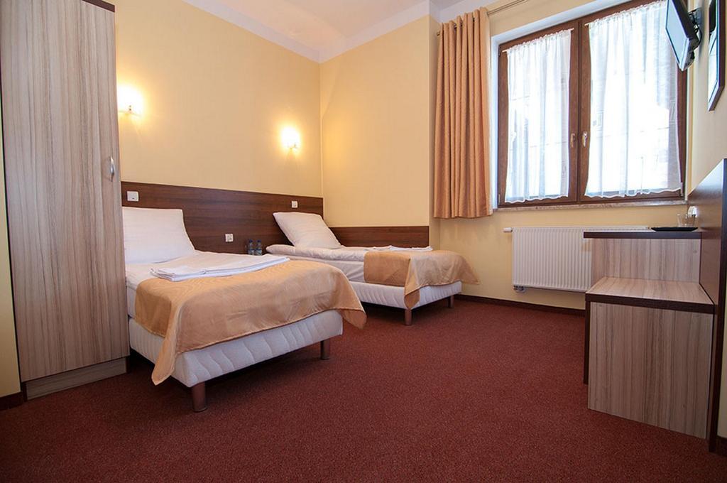 Hôtel Vera à Sulechów Extérieur photo